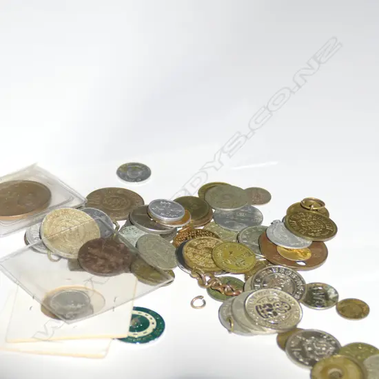 SMALL LOT ASSORTED WORLD COINS, ONE GOLD?