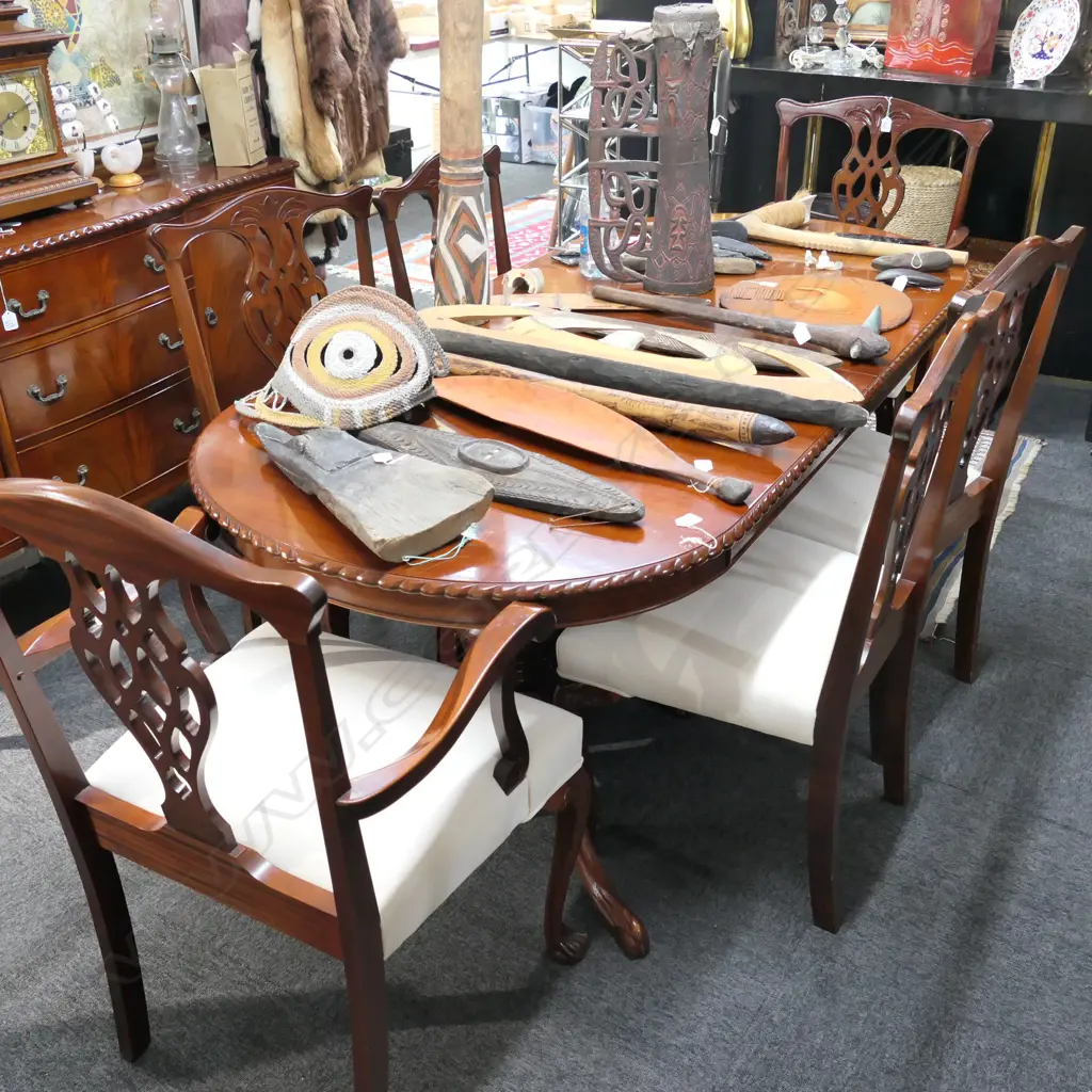 MAHOGANY DINING TABLE WITH SIX CHIPPENDALE STYLE CHAIRS Image 1++