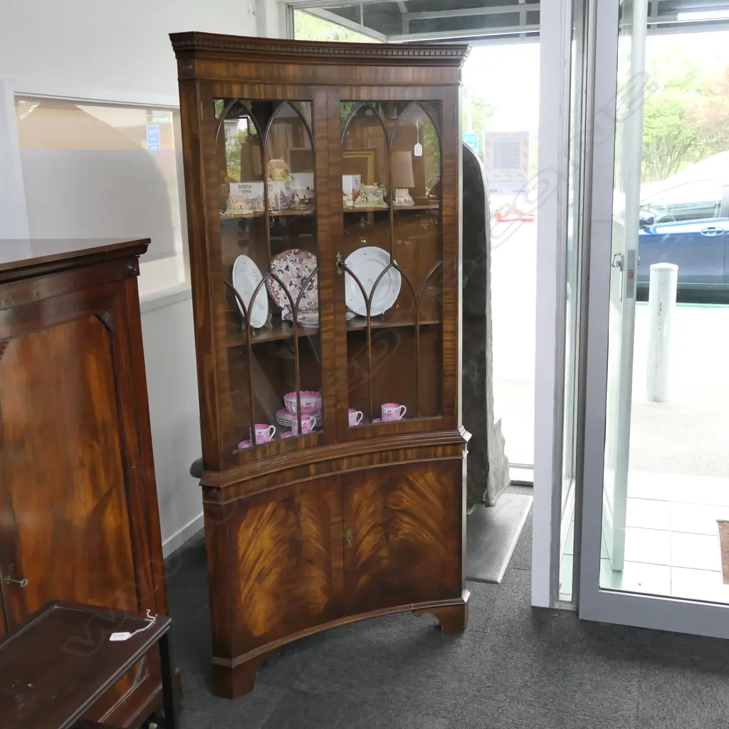 MAHOGANY CONCAVE FRONT STANDING CORNER CABINET Image 1++
