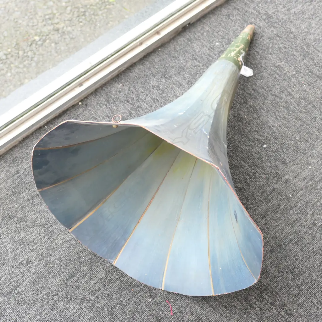 HIS MASTERS VOICE GRAMOPHONE W/ HORN  Image 1++
