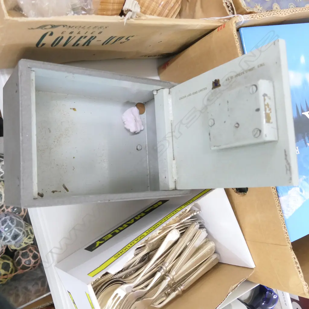 SMALL METAL FLOOR SAFE L 220 WITH KEY Image 1++