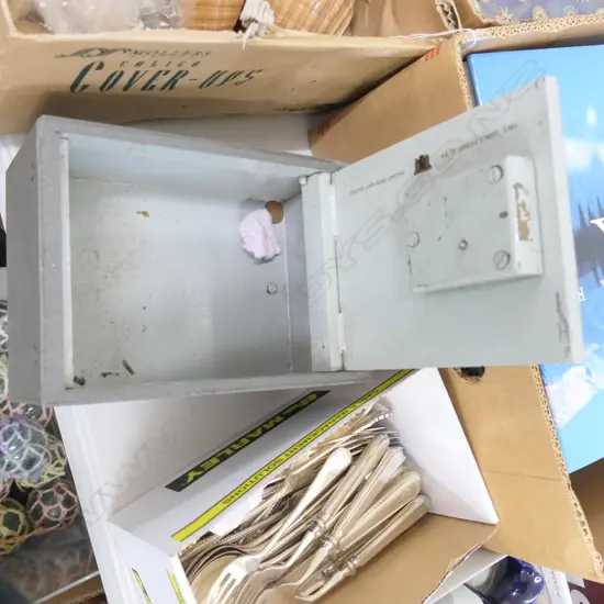 SMALL METAL FLOOR SAFE L 220 WITH KEY