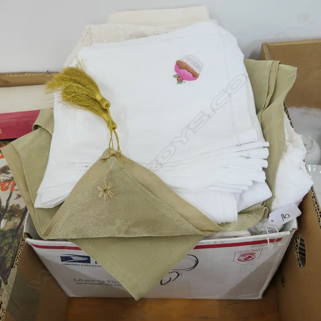 BOX LOT VINTAGE LINEN Image 1++