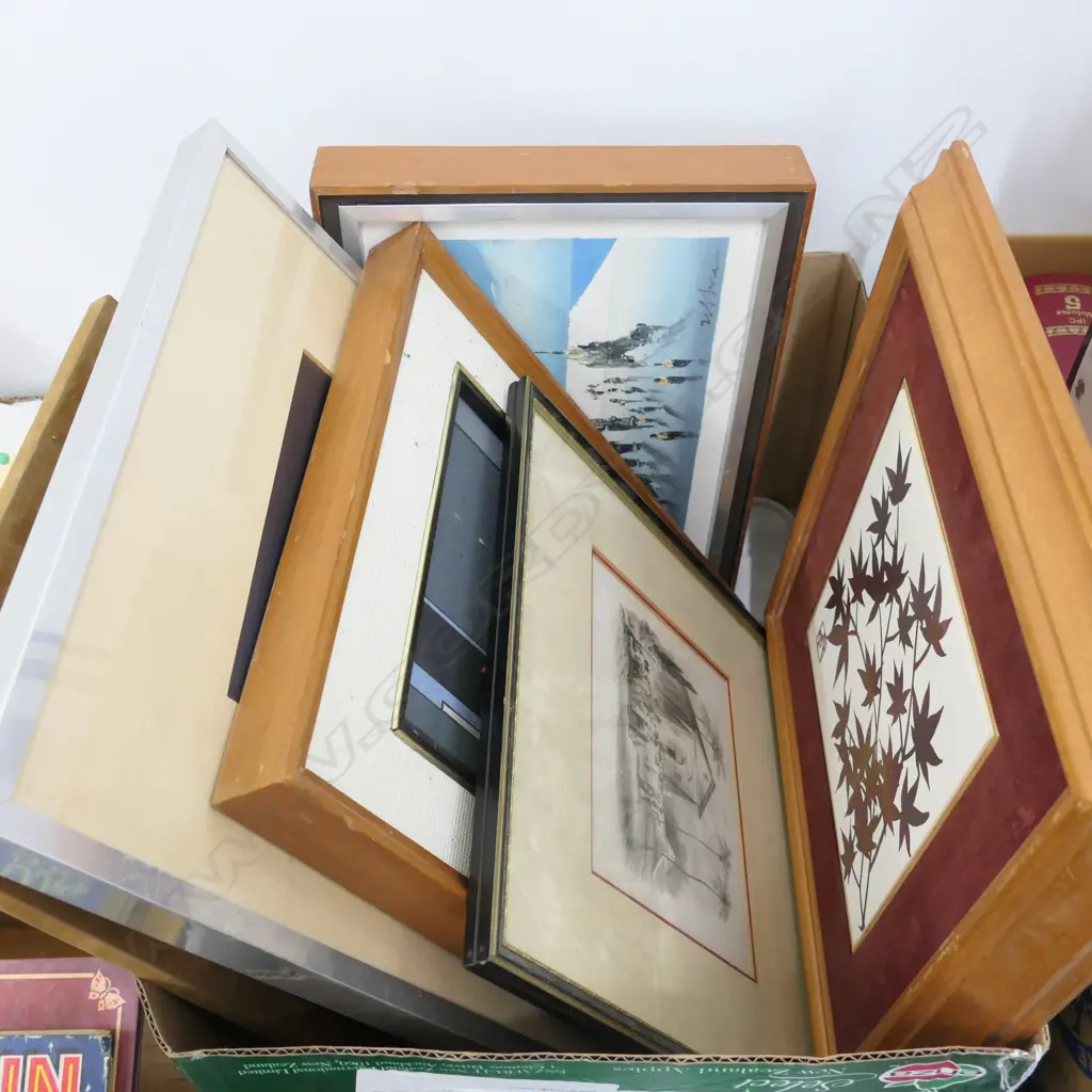 LOT ASST FRAMED ARTWORKS AND PRINTS Image 1++