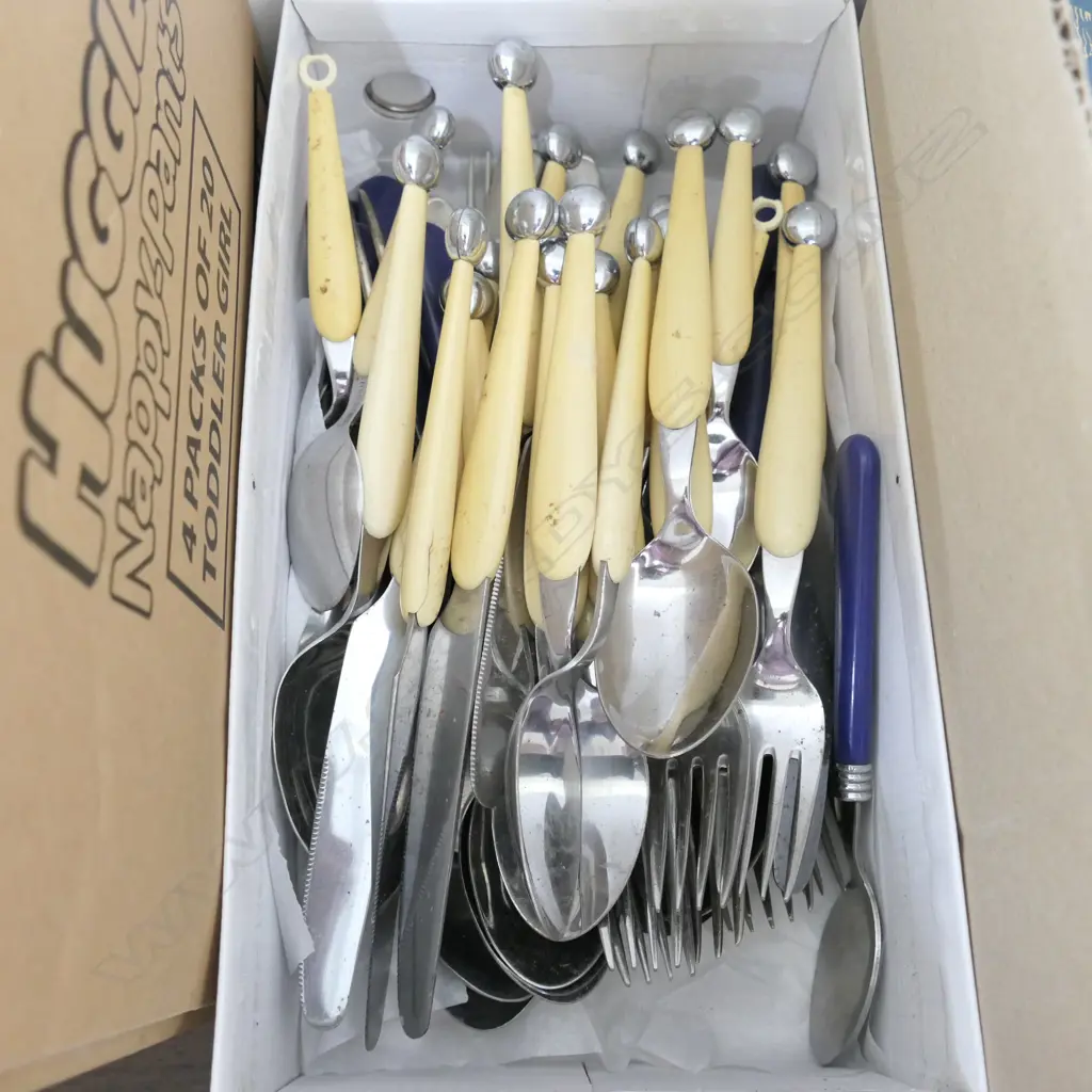 BOX OF CUTLERY Image 1++