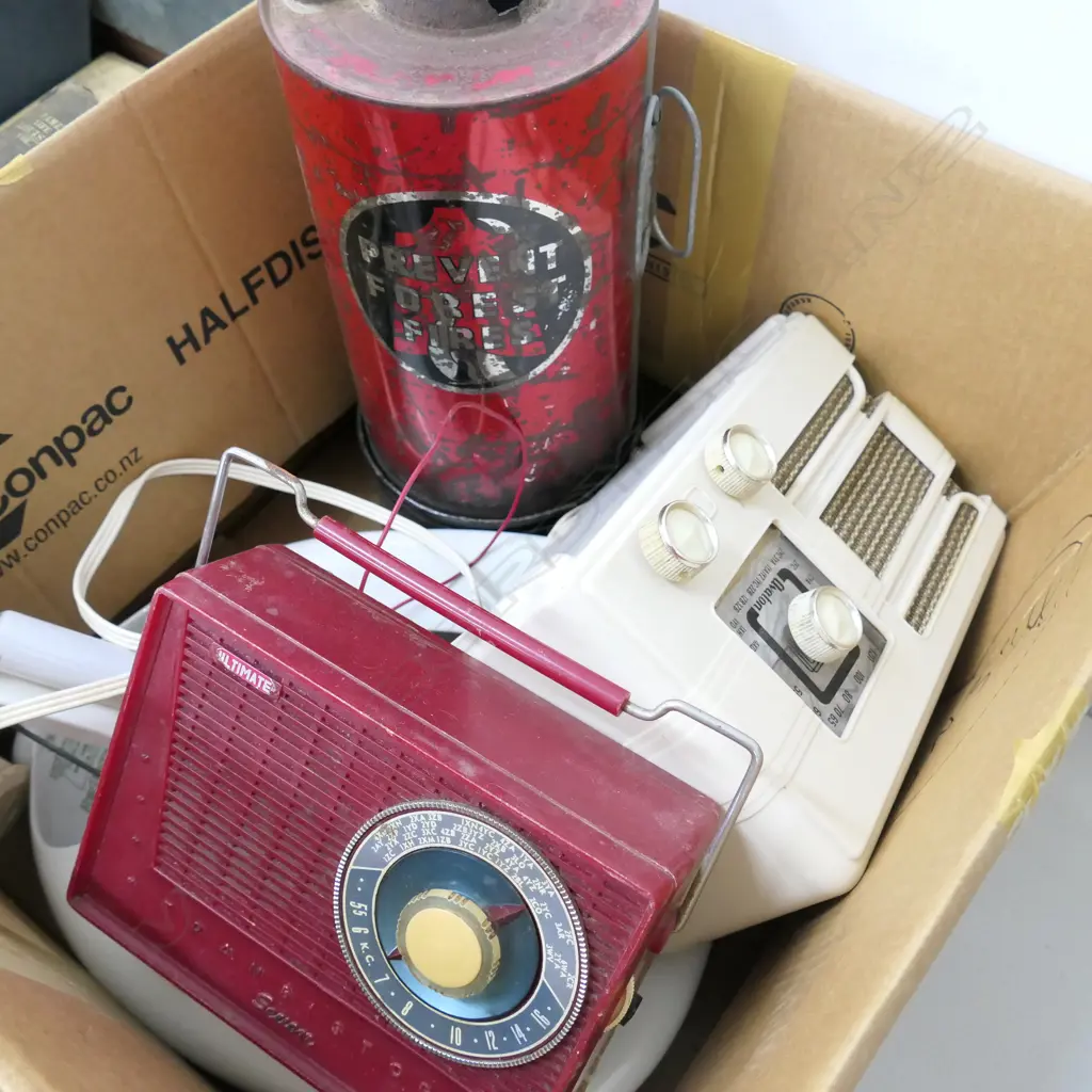 7 VINTAGE ITEMS: THERMOS, RADIOS, PAN ETC Image 1++