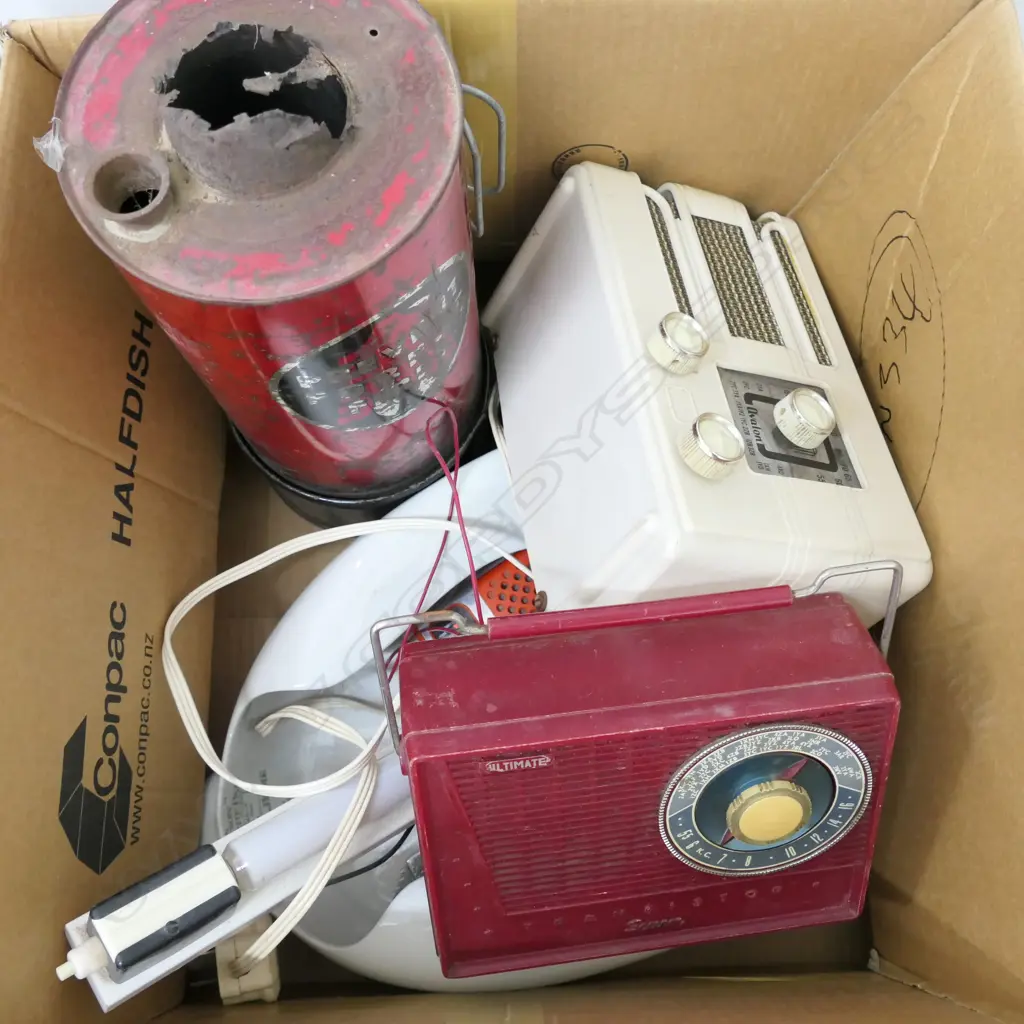 7 VINTAGE ITEMS: THERMOS, RADIOS, PAN ETC Image 1++