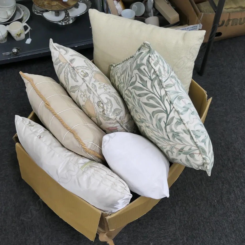 BOX LOT ASST. CUSHIONS AND FABRIC Image 1++