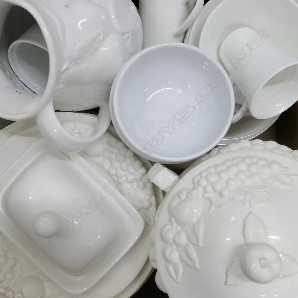 LOT ASSORTED CERAMICS, DINNERSET ETC Image 1++