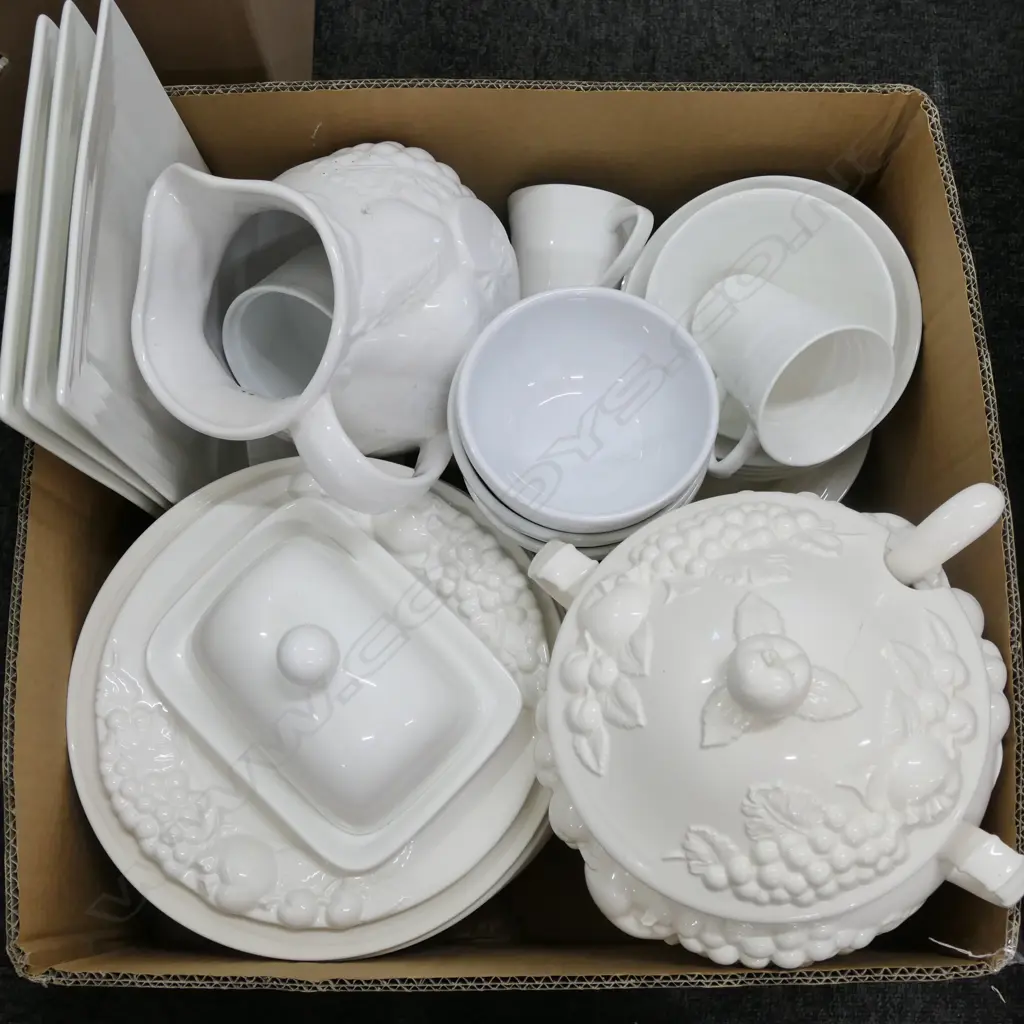LOT ASSORTED CERAMICS, DINNERSET ETC Image 1++