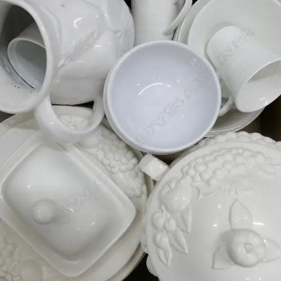 LOT ASSORTED CERAMICS, DINNERSET ETC