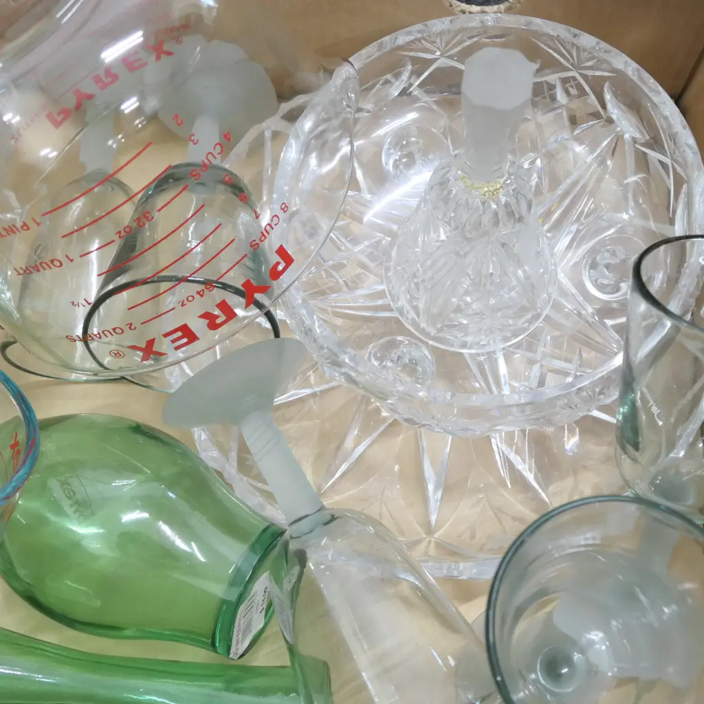 LOT ASST CRYSTAL AND GLASS INCL BOWLS, DECANTER & VASES ETC Image 1++