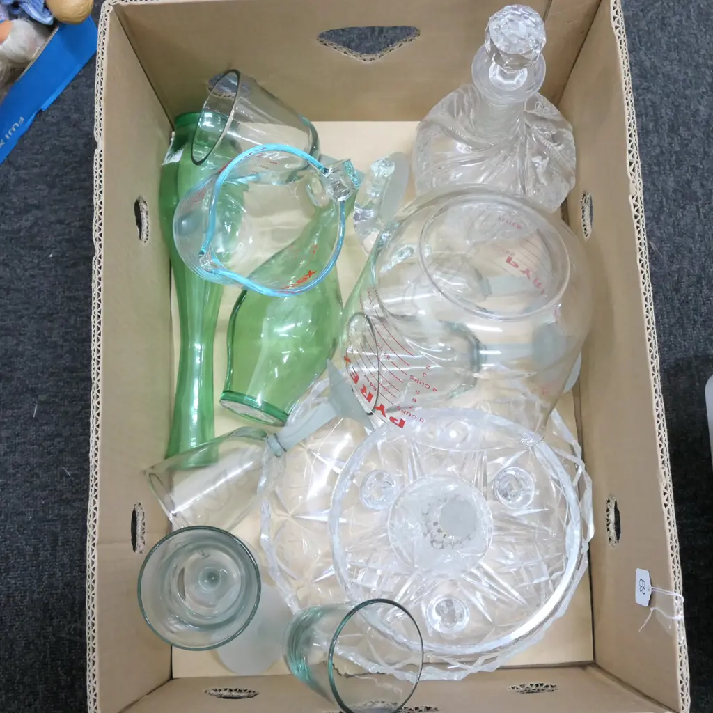 LOT ASST CRYSTAL AND GLASS INCL BOWLS, DECANTER & VASES ETC Image 1++