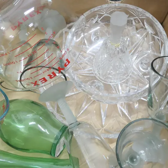 LOT ASST CRYSTAL AND GLASS INCL BOWLS, DECANTER & VASES ETC