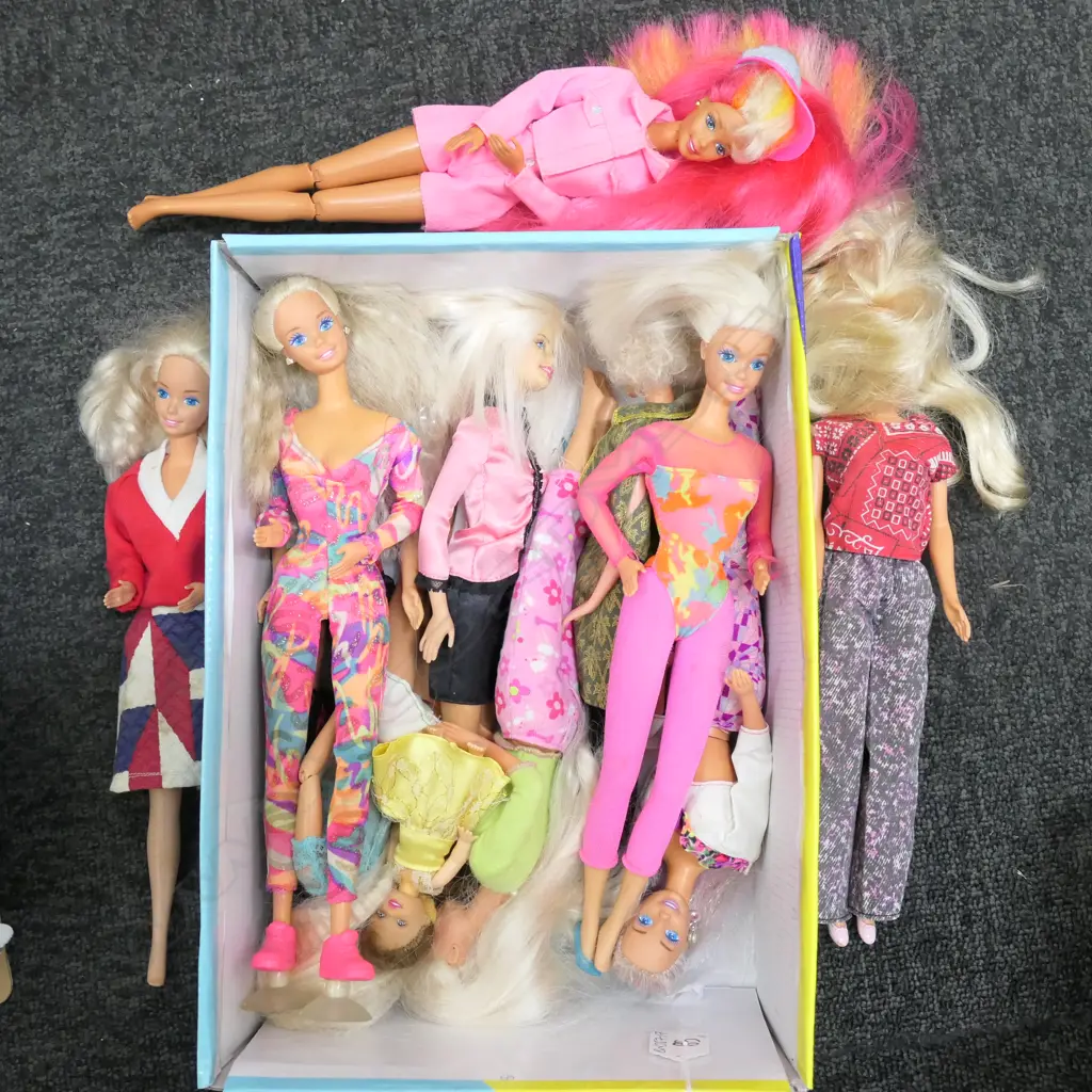11 MATTEL (BARBIE?)  DOLLS VARIOUSLY DRESSED Image 1++