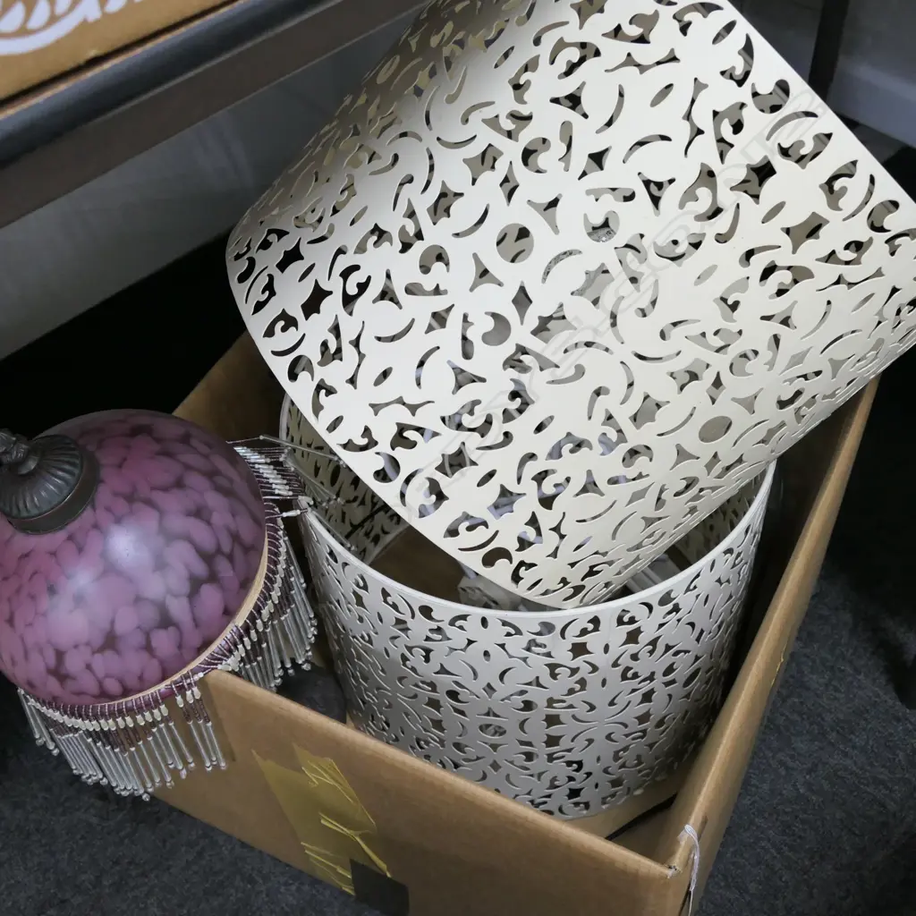 BOX LOT TIFFANY STYLE TABLE LAMP & 2 PENDANTS  Image 1++