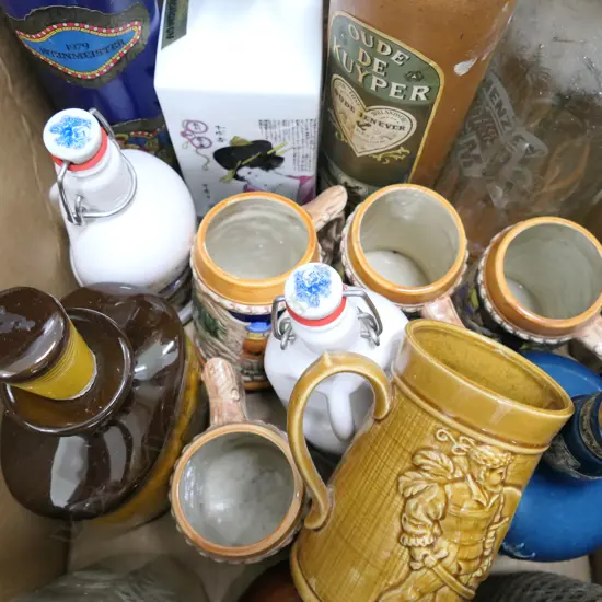 BOX OF SHYPHONS, BOTTLES, STEINS