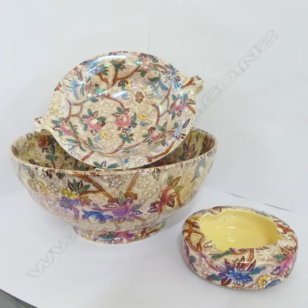 3 PCES MALING BOWL, TAZZA + ASHTRAY Image 1++