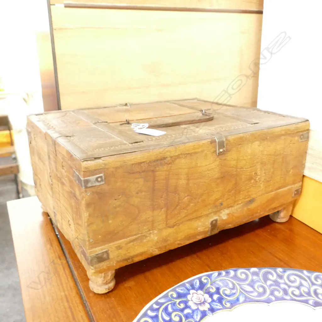 EASTERN SMALL TRUNK. METAL FITTINGS ZIGZAG CARVED Image 1++