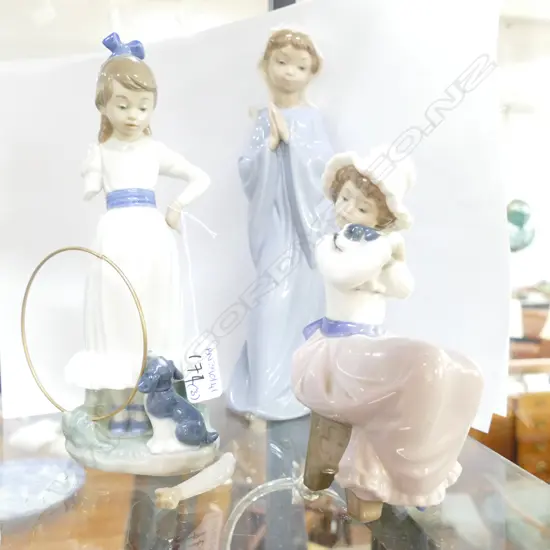 3 NAO FIGURES ONE AF