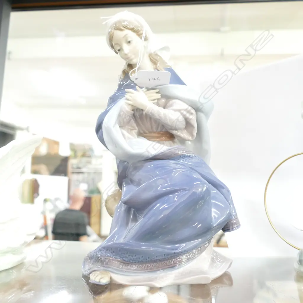 LLADRO FIGURE OF A YOUNG WOMAN H 260 MM Image 1++