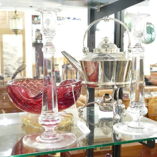 LOT EP SPIRIT KETTLE /ART GLASS + 2 CANDLE STICKS