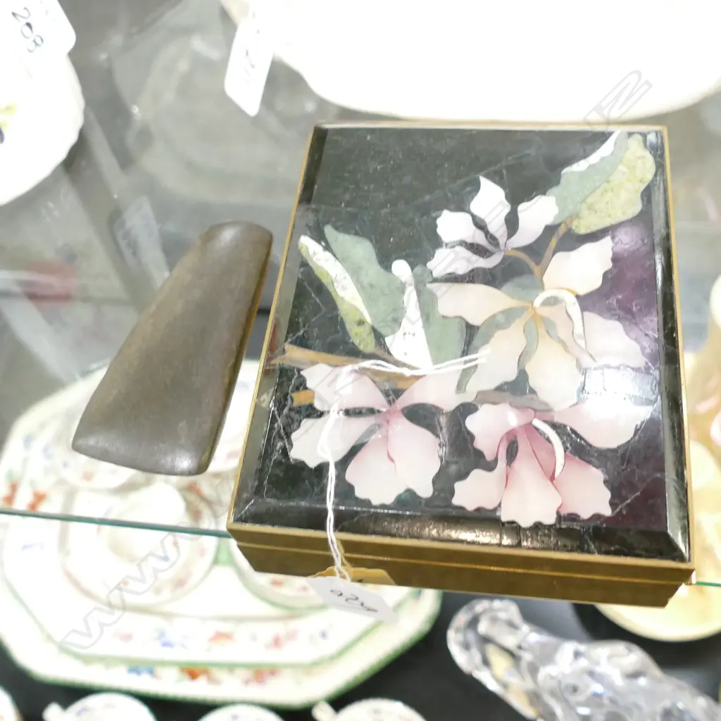 HARDSTONE INLAID BOX WITH ADZE Image 1++