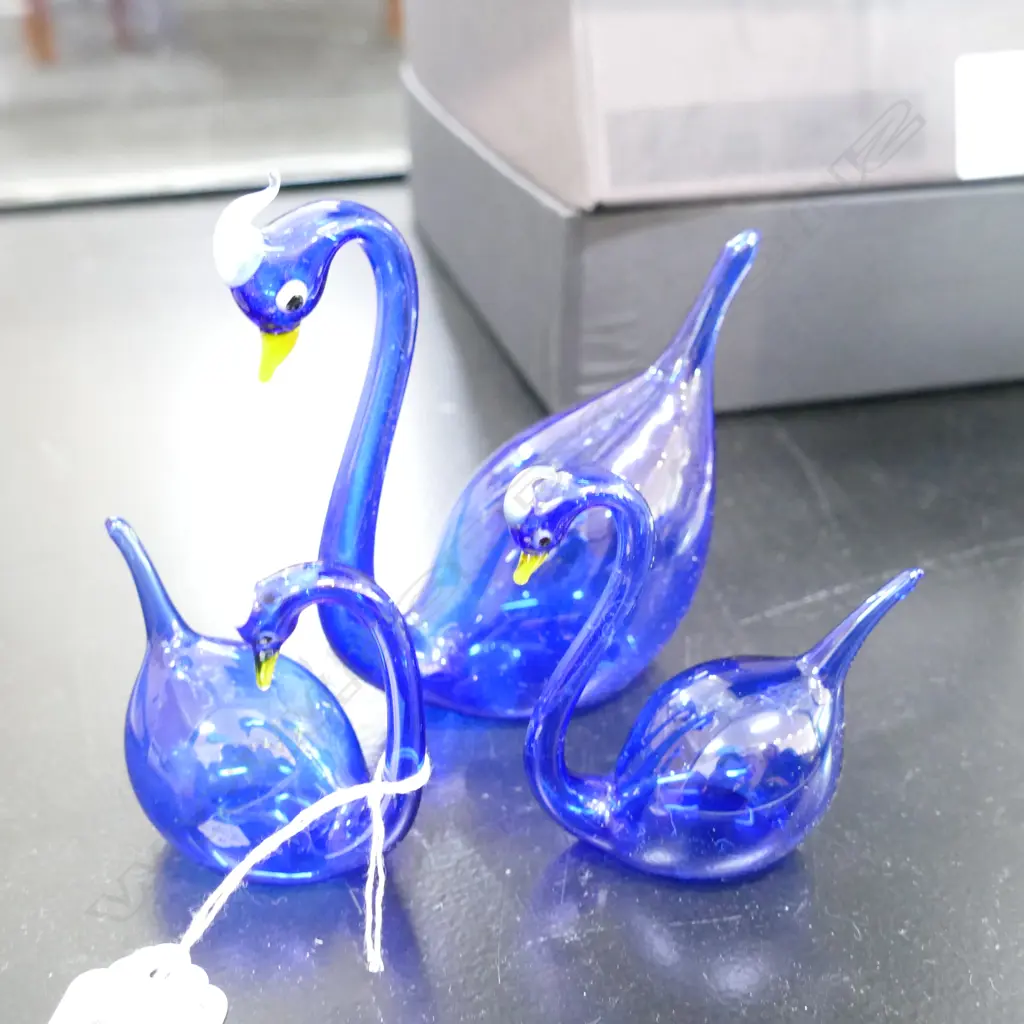 3 PCS MUNRO VINTAE SWANS Image 1++