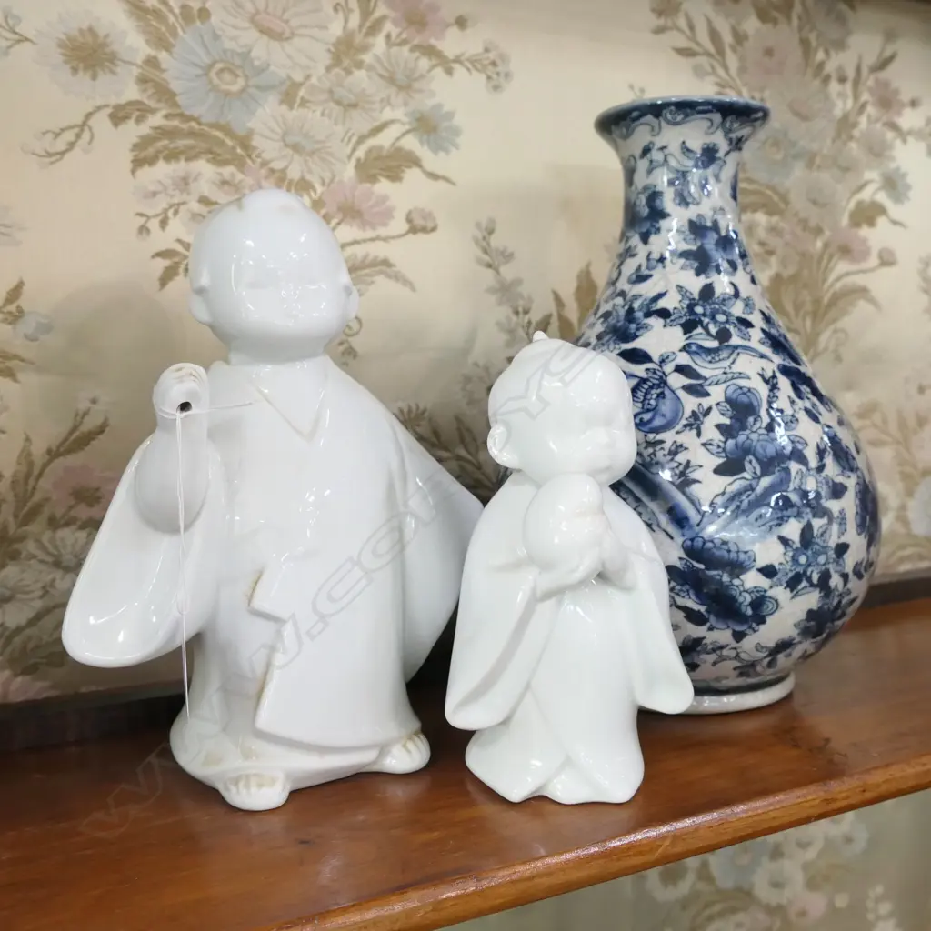 B/W VASE 270MM H AND 2 WHITE JAPANESE FIGURES Image 1++