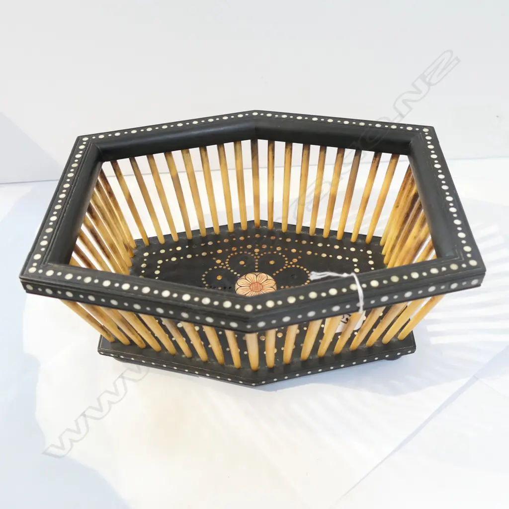 (18149) 19THC PORCUPINE QUILL & EBONY BOX 1 FOOT MISSING Image 1++