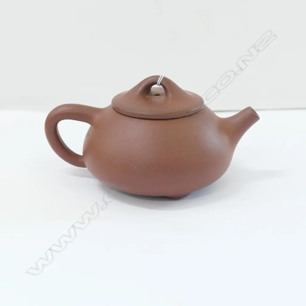 YIXING PURPLE SAND SMALL TEAPOT Image 1++