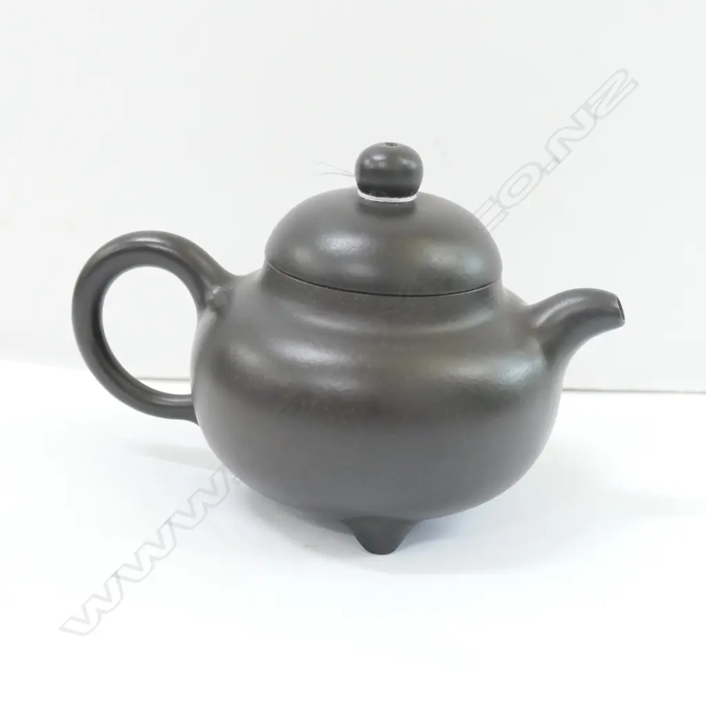 YIXING  CLAY POT DARK BROWN Image 1++