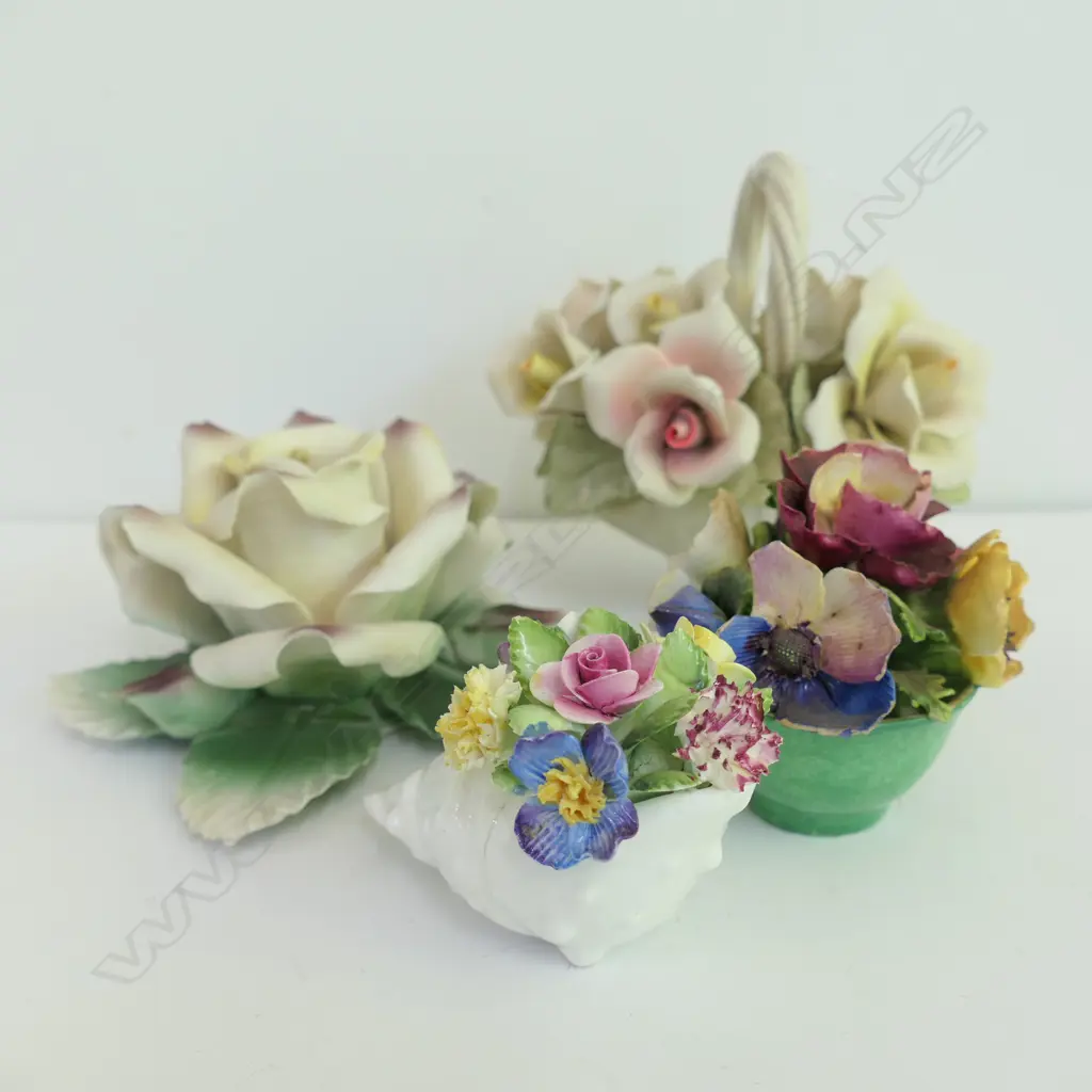 4 PORCELAIN FLORAL ARRANGEMENTS  (2AF) Image 1++