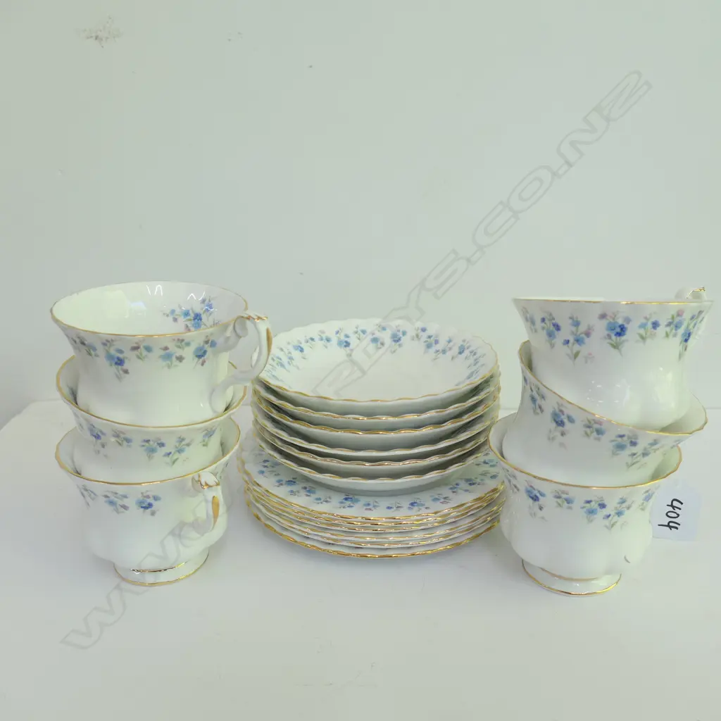 6 ROYAL ALBERT 'MEMORY LANE' Image 1++