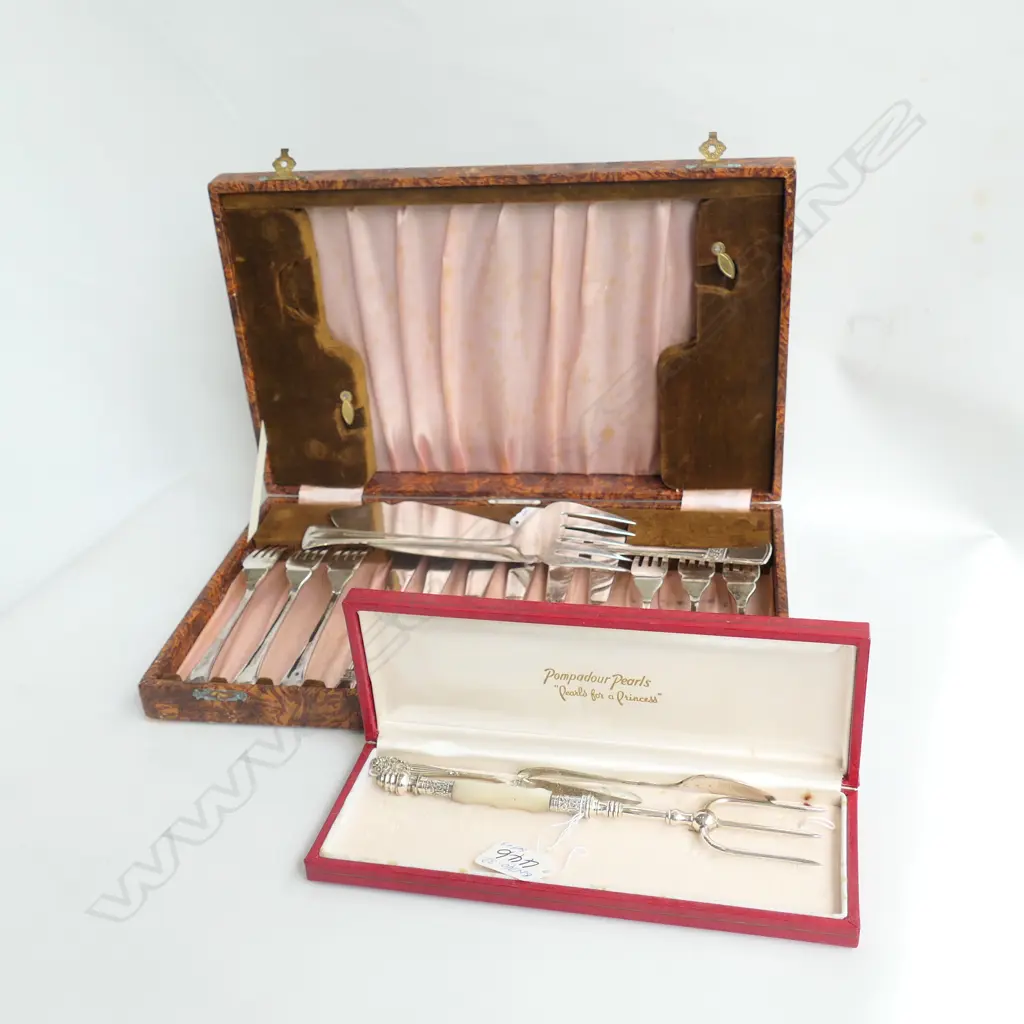 VINTAGE S/PLATE FISH SET CASED + 3 OTHER UTENSILS Image 1++