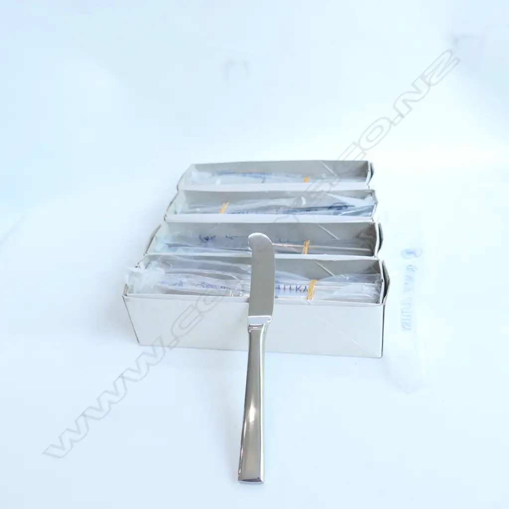 4 BOXES OF STAINLESS STEEL CUTLERY Image 1++