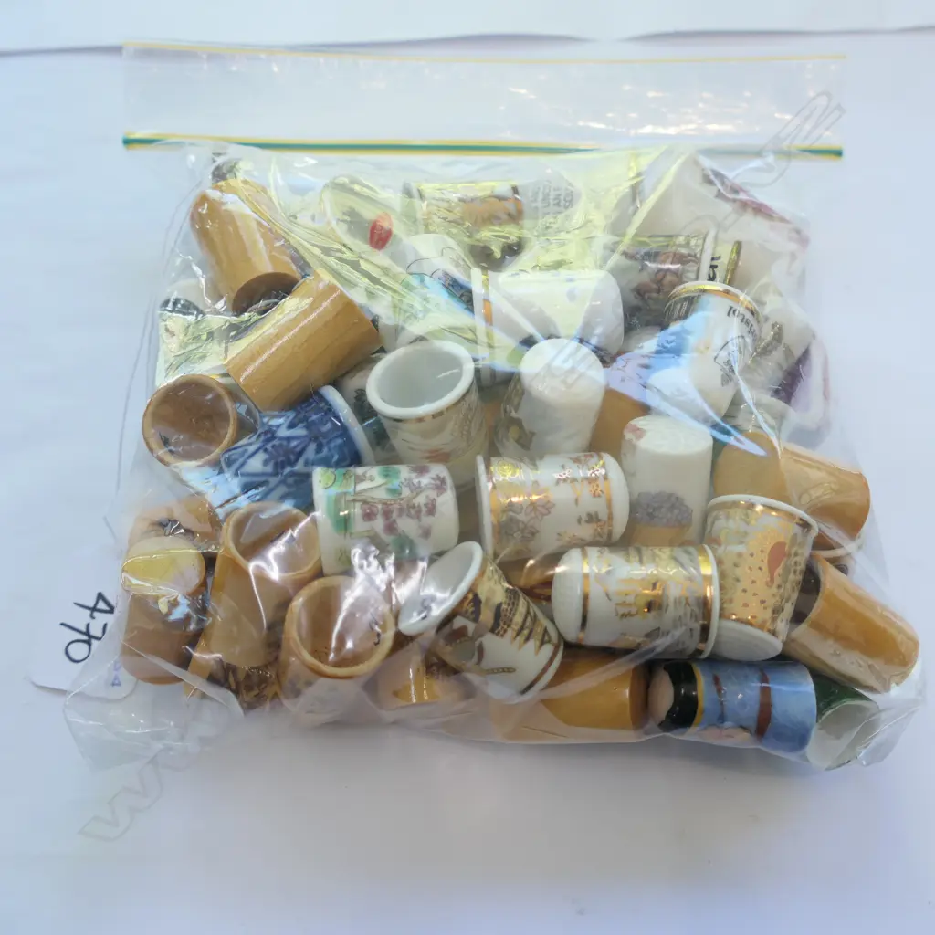 LOT ASST WOODEN & CERAMIC THIMBLES Image 1++