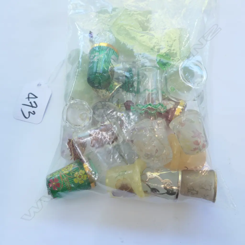 LOT ASST THIMBLES - GLASS / JADE ETC Image 1++
