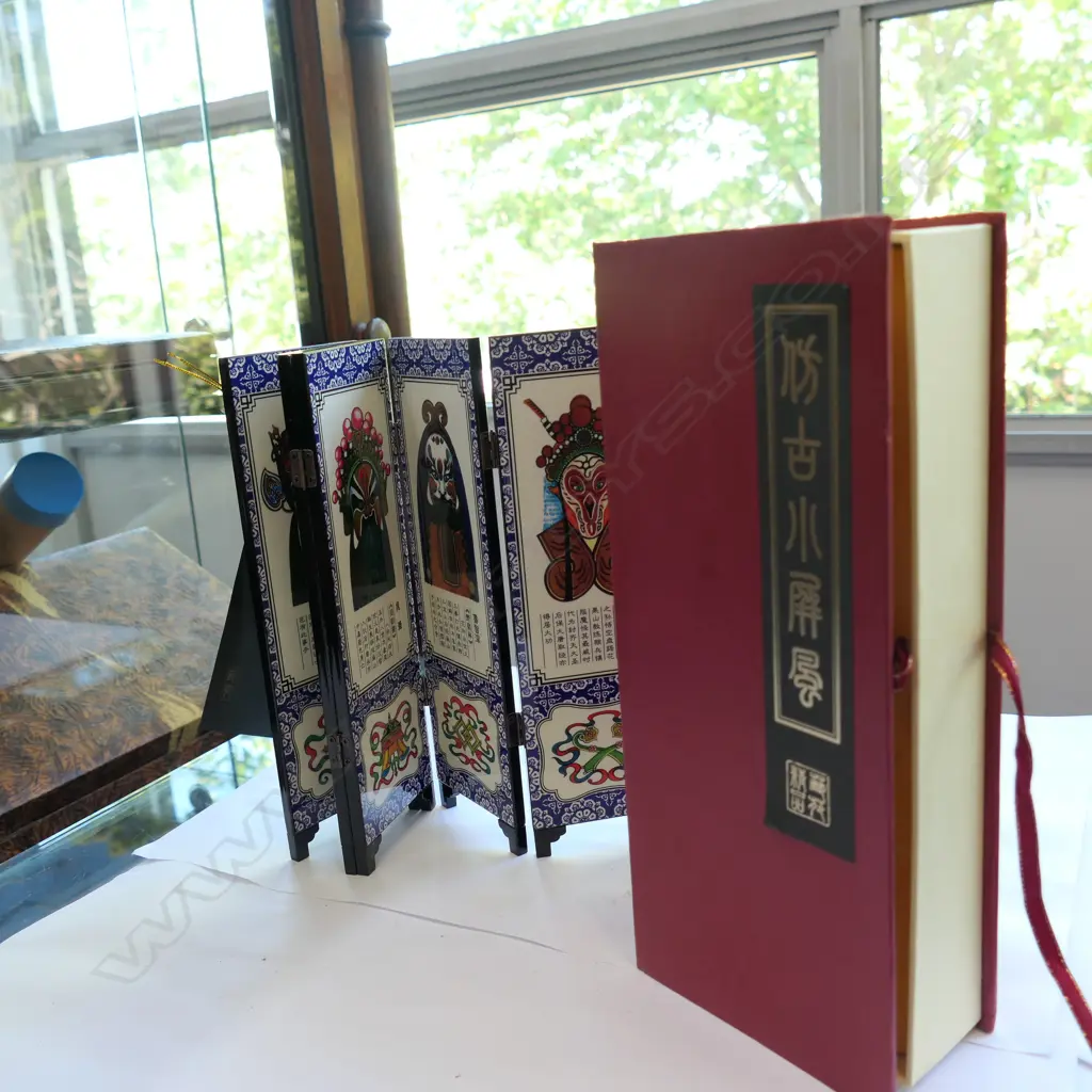 SMALL TABLE SCREEN DEPICTING  'PEKING OPERA' CHARACTERS  Image 1++