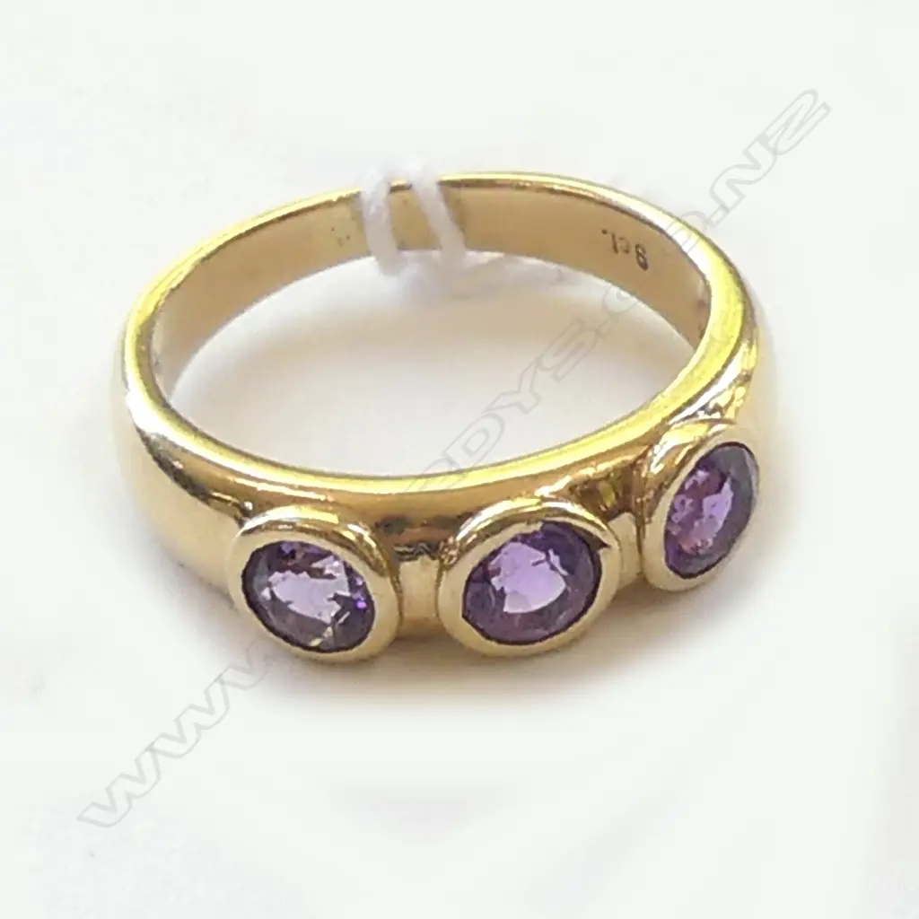 9CT YELLOW GOLD AMETHYST 3 STONE DRESS RING, 2.9 GM Image 1++