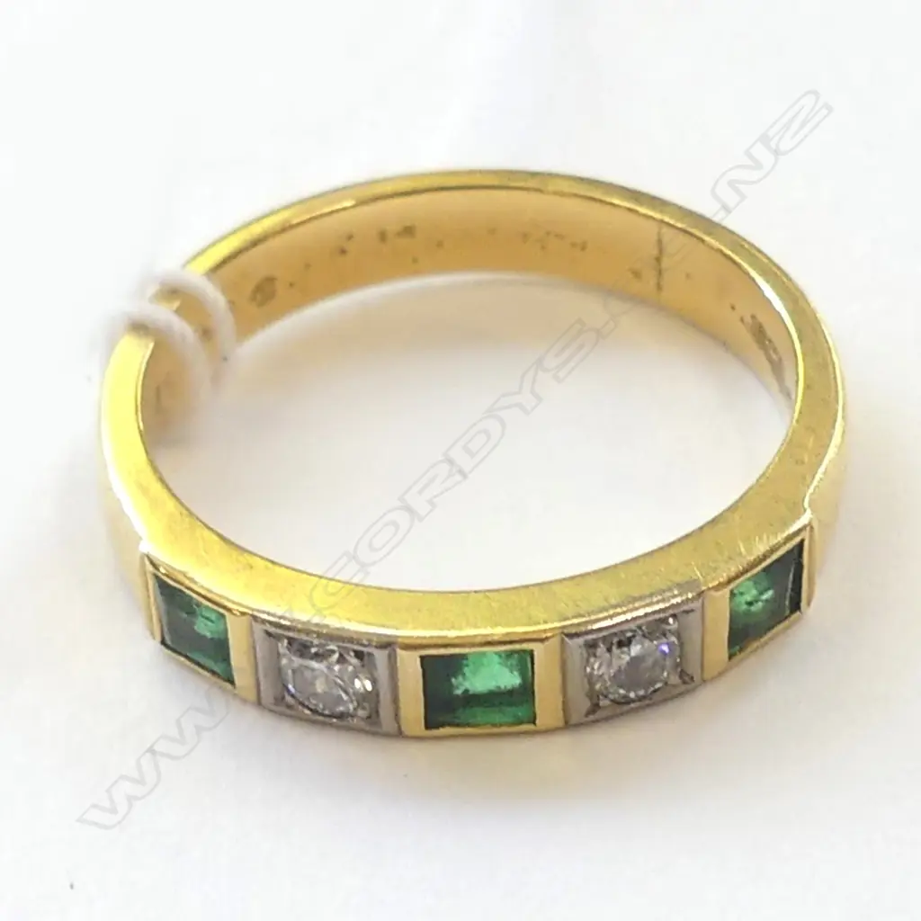 18CT GOLD DIAMOND AND EMERALD RING Image 1++