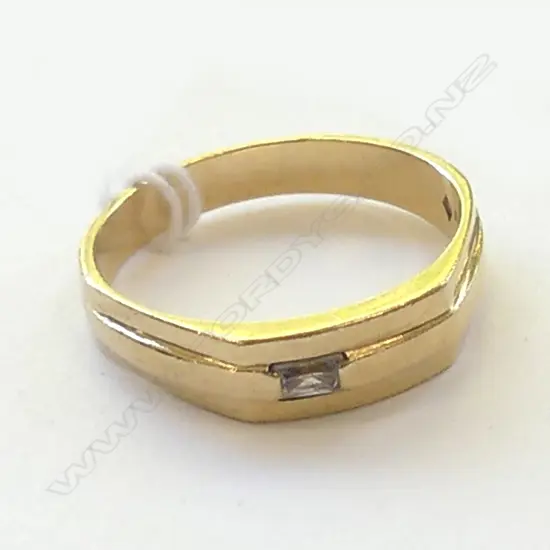 9CT YELLOW CZ GENTS WEDDER  5.1 GM