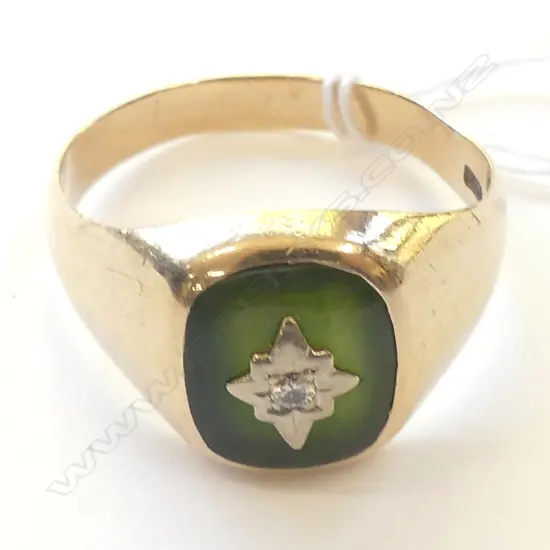 9CT GOLD GREENSTONE & DIAMOND GENTS RING 8.8 GM