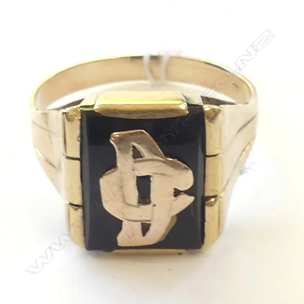 9CT GOLD GENTS ONYX/ INITIAL  DC  DRESS RING 7.1GM Image 1++