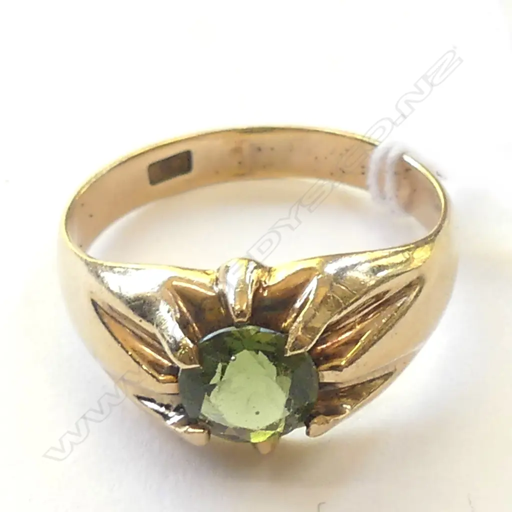 9CT YELLOW GOLD GREEN STONE? GENTS RING, 5.5 GM Image 1++