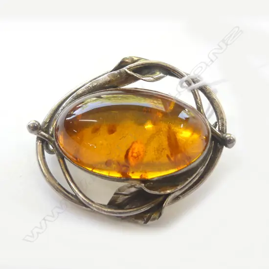 AMBER BROOCH IN SILVER MOUNT