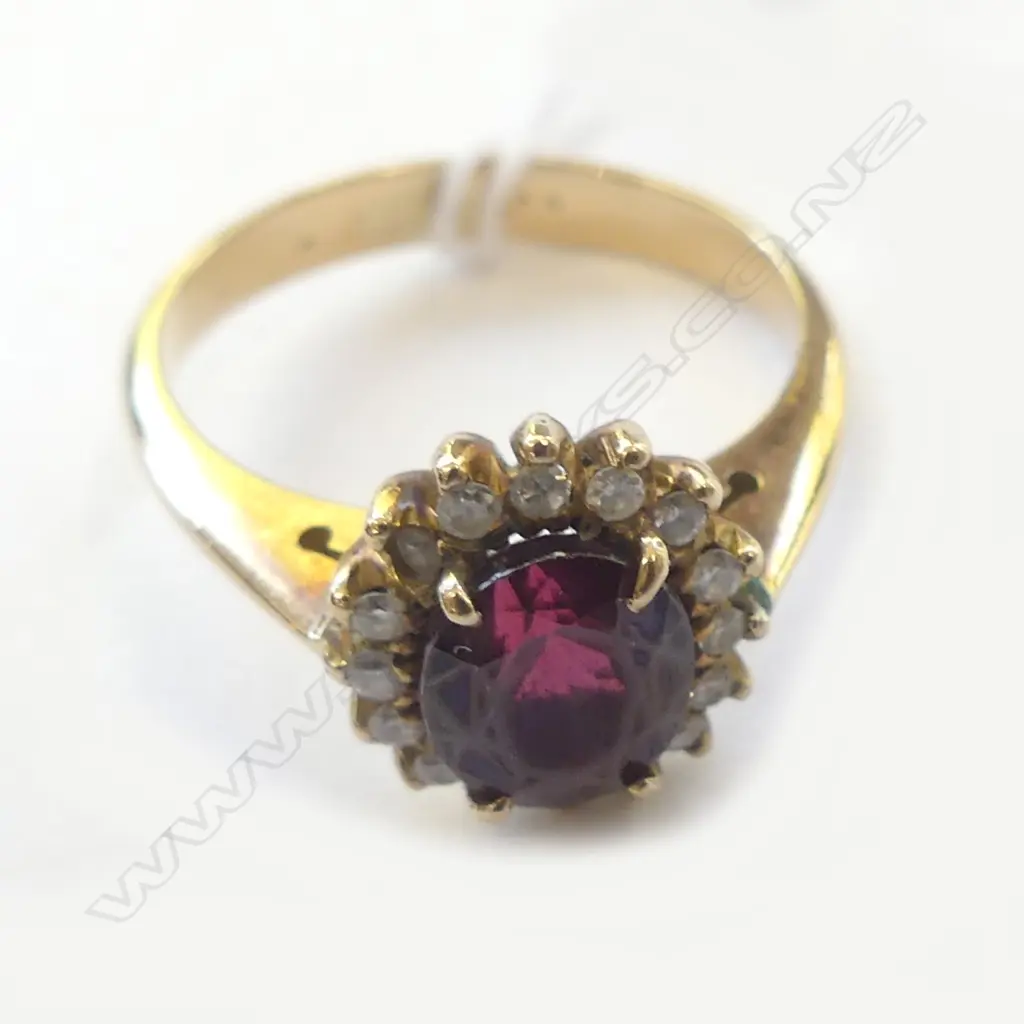 18CT GOLD GARNET & DIAMOND RING Image 1++