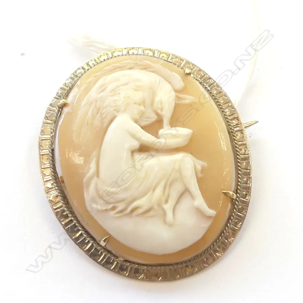 9CT GOLD CAMEO BROOCH Image 1++