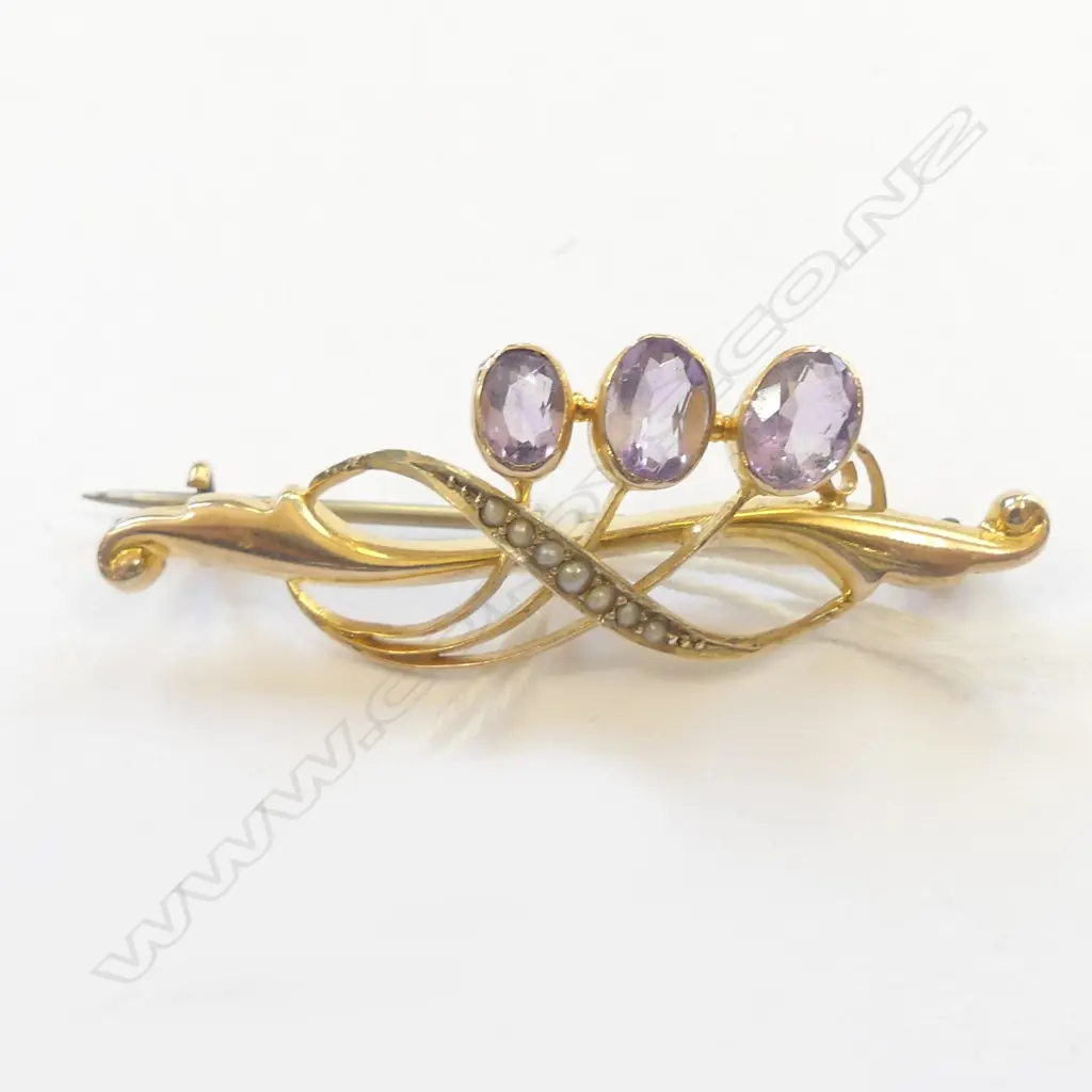9CT GOLD AND THREE AMETHYST BROOCH Image 1++
