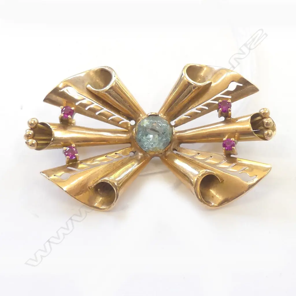 GOLD AND RUBY BROOCH (TESTS AS 18CT) Image 1++